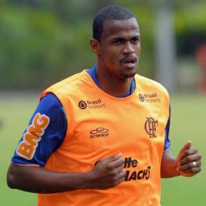 Airton está pronto para voltar ao time do Flamengo: volante é a esperança do técnico V. Luxemburgo