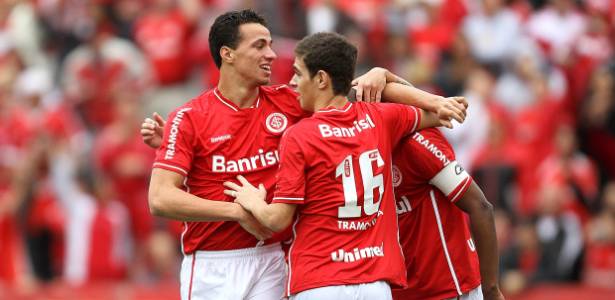 http://e.imguol.com/esporte/futebol/2011/09/07/leandro-damiao-oscar-abracam-kleber-apos-gol-do-inter-contra-o-america-mg-no-beira-rio-07092011-1315428306783_615x300.jpg
