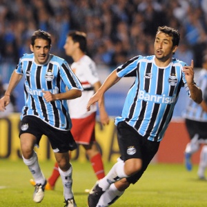 Edu Andrade/Agência Freelancer Douglas deve mesmo permanecer no Grêmio e o valor pedido no negócio afasta interessados nele