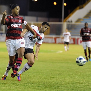 Jogadores do Atlético se aplicaram na marcação a Ronaldinho, na vitória suada deste domingo