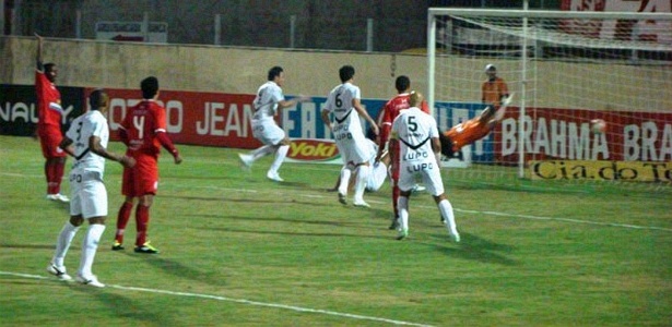 Defesa do Náutico pede impedimento no lance do segundo gol do Bragantino