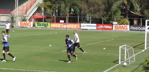 Atacante Luis Fabiano treinou normalmente com bola no CT do São Paulo