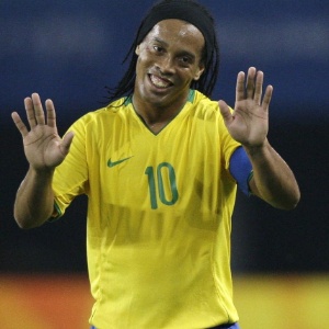 Ronaldinho Gaúcho atua nos Jogos de Pequim com a camisa da seleção sem o escudo da CBF