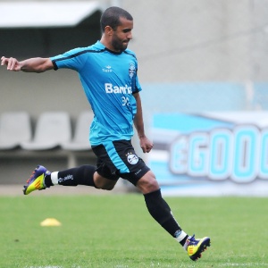 Julio Cesar é o mais experiente da nova zaga do Grêmio, com 29 anos, e busca orientar colegas