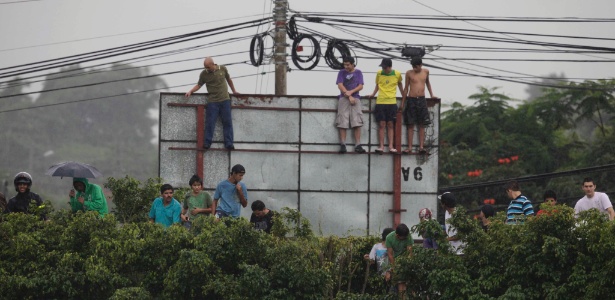 Torcedores sobem em outdoor para assistir ao treino da seleção brasileira na Costa Rica
