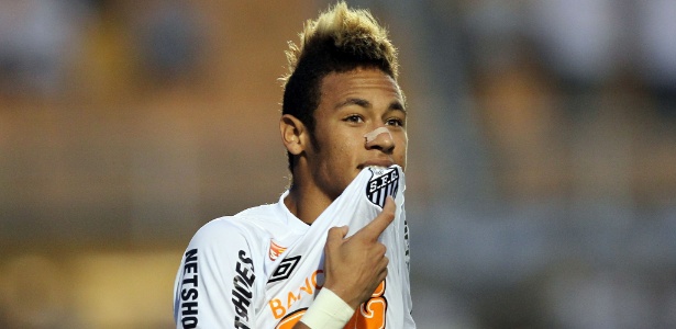 Neymar em ação pelo Santos; atacante sinalizou sua vontade de seguir no país até 2014