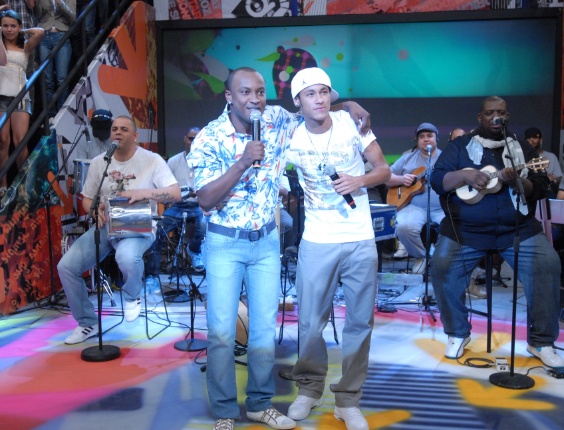 Neymar canta ao lado de Thiaguinho do Exaltasamba no Altas Horas (Globo)