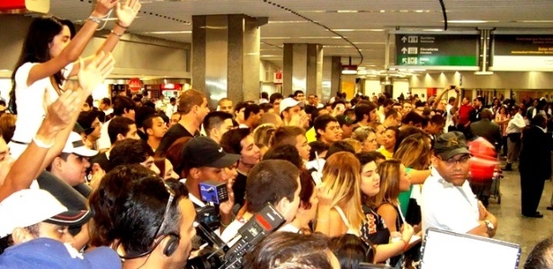 Torcida vascaína lota o saguão do Aeroporto Internacional do Rio para apoiar o time