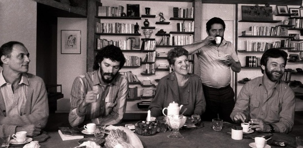 Em 1985, Sócrates ao lado de Lula e outros petistas; Doutor sempre atuou politicamente