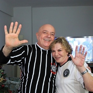Lula comemora o título do Corinthians vestido com a camisa do clube e com sinal do penta