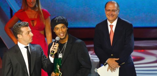 Ronaldinho 'cornetou' os apresentadores do evento ao receber um dos prêmios