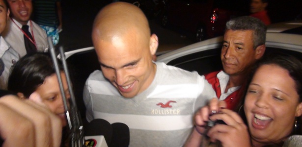Julio Cesar é assediado na chegada à balada em casa noturna de São Paulo