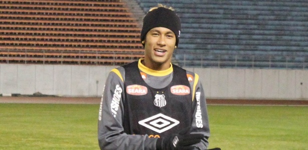 Neymar treinou com touca e luvas no primeiro dia do Santos em Nagoya
