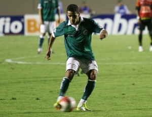 Internacional precisará negociar com a Traffic para contar com o lateral Douglas na temporada 2012