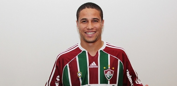 Bruno veste a camisa do Flu pela primeira vez um dia antes de sua apresentação