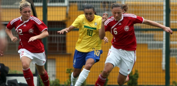 Marta tenta se livrar de marcação dupla da Dinamarca na decisão neste domingo