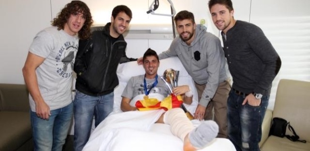 No hospital, Villa recebeu a visita dos companheiros que levaram a taça do Mundial