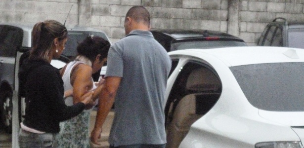 Amparada, Adriene entra no carro do atacante Adriano em perícia no Rio de Janeiro