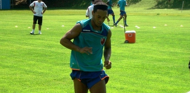 Sem dores, Ronaldinho se movimentou normalmente no treino da tarde deste sábado