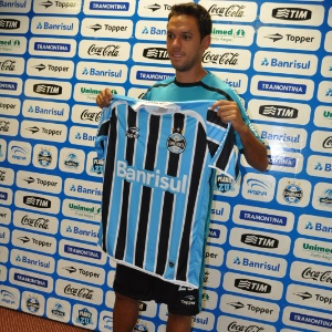 Marco Antonio é titular no meio-campo do Grêmio e vive expectativa por primeira oportunidade em 2012