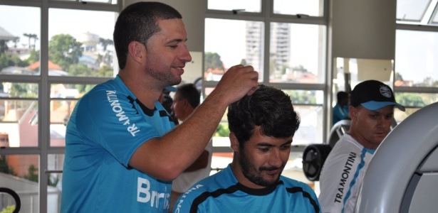 Fábio Rochemback brinca com falta de cabelos de Douglas, que parece feliz no Grêmio