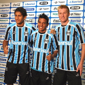 Felipe Nunes (centro) disse que não abandonou o Independente-SP em transferência para o Grêmio