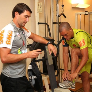 O preparador físico do Vasco, Rodrigo Poletto, observa Eduardo Costa durante a musculação