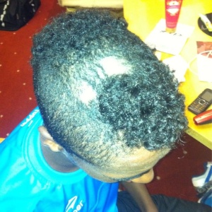 Guilherme Biteco, do Grêmio, mostra fim forçado do penteado moicano através de seu Twitter