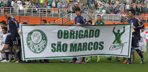 Goleiros do Palmeiras levam faixa em homenagem ao ex-goleiro Marcos antes do jogo
