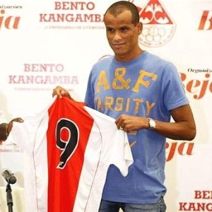 O experiente meia Rivaldo posa com a camisa do Kabuscorp, seu atual clube na Angola