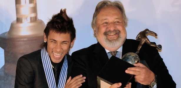 Neymar posa com o troféu de Rei da América no Uruguai ao lado de Luis Álvaro Ribeiro 