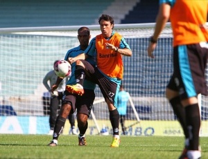 Kleber acredita que atuar ao lado de Miralles pode ser positivo pela adaptação do argentino ao clube