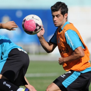 Miralles disputa bola em treinamento do Grêmio e será titular em primeira partida da temporada 2012