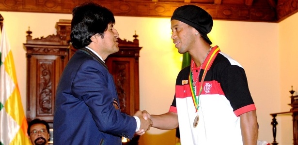 Evo Morales cumprimenta Ronaldinho durante evento desta sexta-feira, em Sucre (BOL)