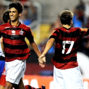 Camacho (esq.) agradou ao técnico Dorival Junior e deve entrar como titular contra o São Paulo