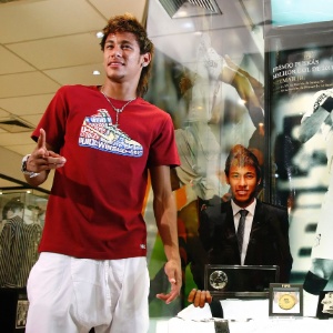 : Santos iguala Neymar a Pelé e cria espaço para o jovem no memorial