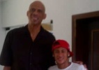 Neymar aparece baixinho em foto com mito do basquete dos EUA 