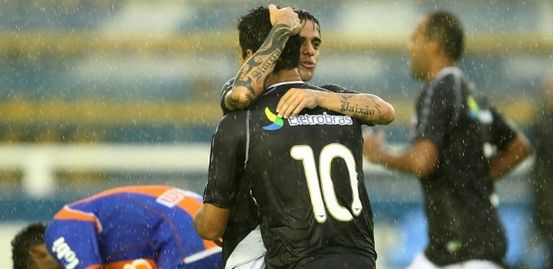 Fagner e Diego Souza se abraçam em um jogo do Vasco: despedida mais próxima