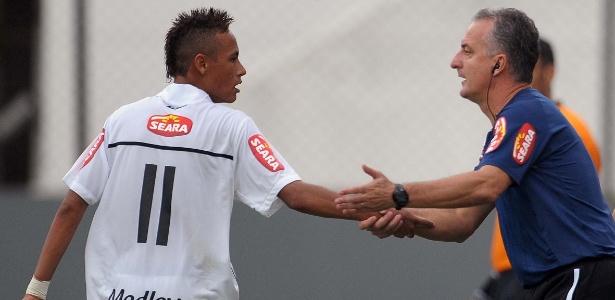 Neymar recebe instruções do técnico Dorival Jr. durante jogo do Santos em 2010