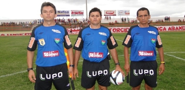 Clistenis Juny de Souza Alves (assistente da esquerda) morreu a caminho de jogo