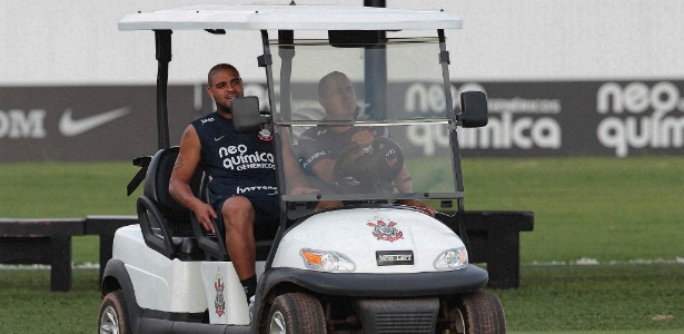 Preparador físico diz que Adriano atingiu seu menor peso desde que chegou ao Corinthians