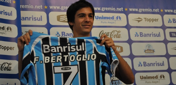 Bertoglio é apresentado como jogador do Grêmio com número de Renato Gaúcho