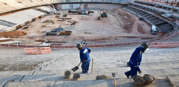 Operários trabalham no Castelão, o estádio mais adiantado para a Copa de 2014
