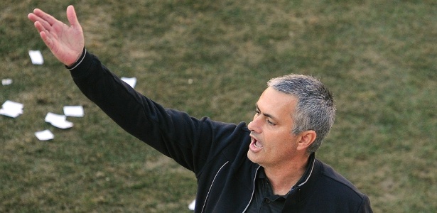 José Mourinho gesticula para o árbitro durante partida contra o Rayo Vallecano
