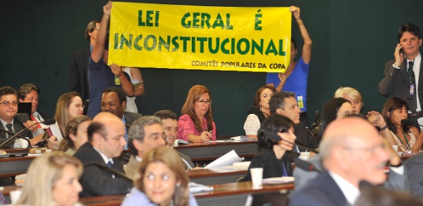 Deputados discutem Lei Geral da Copa sob protesto na Câmara dos Deputados, em fevereiro de 2012