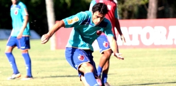 Marcos González treinou normalmente na terça, mas foi barrado com dores lombares