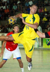 http://e.imguol.com/esporte/handebol/2011/06/22/thiagus-armador-da-selecao-brasileira-em-acao-durante-vitoria-em-amistoso-contra-a-dinamarca-1308749157495_200x285.jpg