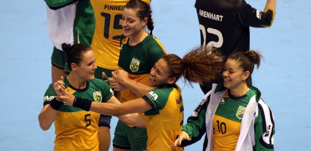 Brasileiras comemoram vitória sobre a Croácia no Mundial feminino de handebol 