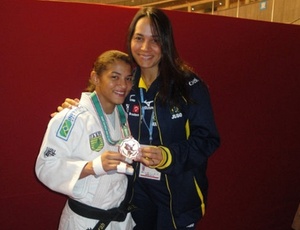 Sarah Menezes mostra bronze ao lado da técnica após a premiação do Grand Slam de Tóquio