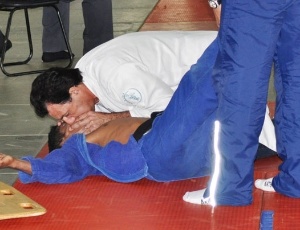 Médico tenta reanimar o judoca Juarez de Jesus, falecido após o Campeonato Paulista de veteranos